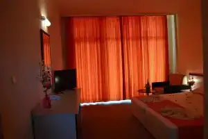Julia, Sveti Vlas