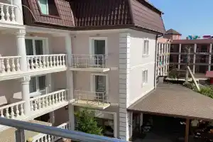 Botanic Club Hotel, Saky