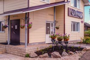 Polar Hotel, Uva