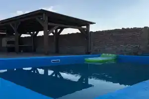Ogni Kapselya Hotel, Myndalne