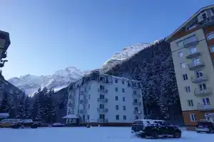 Hilary's House, Dombay