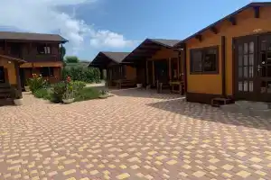 Meganom Hotel, Myndalne