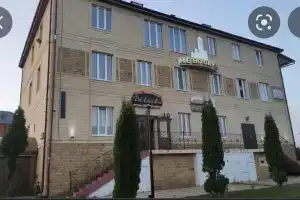 Mini-hotel, Magas