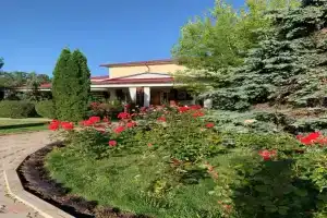Talisman Village Hotel, Basteri