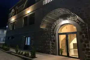 Popock Hotel, Goris
