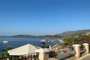 Lora Kas Otel, Kas