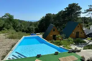 Pyat domikov Tourist base, Dederkoy