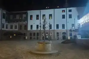 Hotel, Mir