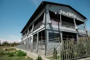Silence Hotel, Baktuu-Dolonotu