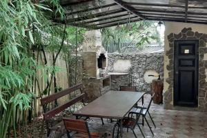 Dom s saunoy v Nikitskom botanicheskom sadu Cottage