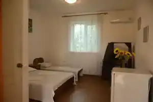 Uyutnyy ugolok Hotel, Myndalne