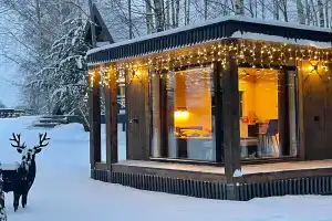 Treugolnoe Chalet Triangle Sun s baney v berezovom lesu, Novyye Petushki