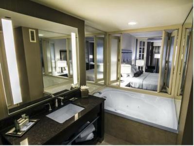 Hilton Niagara Falls/ Fallsview and Suites - 52