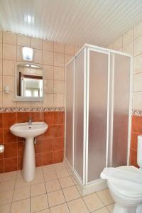 Rose Garden Apart - 69