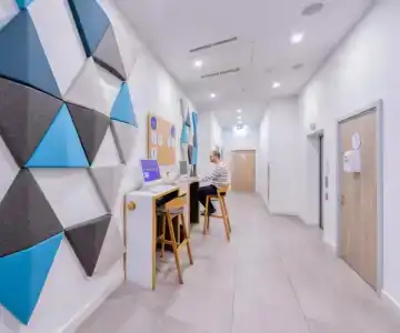 Holiday Inn Express - 0