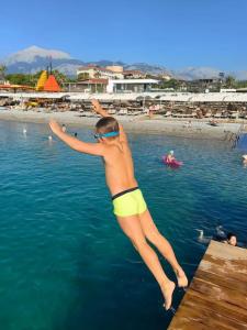 Sailor's Beach Club - 35