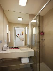 Moxy Frankfurt Airport - 14