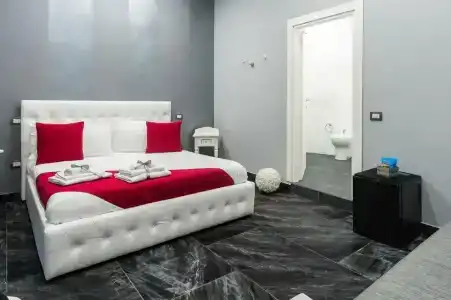 Bella Napoli Suites - 15
