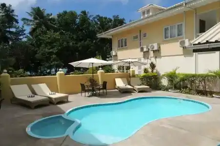 Reef Holiday Apartments - 0