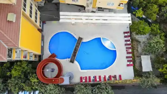 Rose Garden Apart - 2