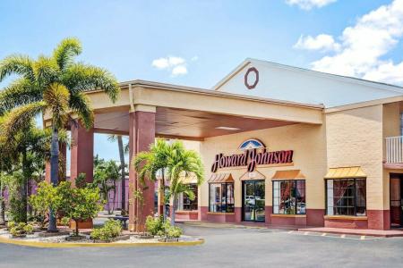 Howard Johnson by Wyndham Ft. Myers FL - 4