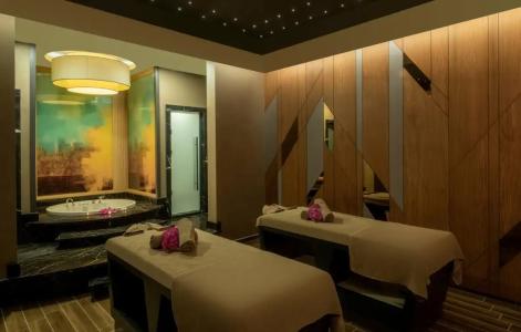 DoubleTree by Hilton - 7