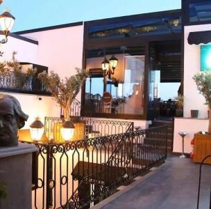 Art & Interiors - 11