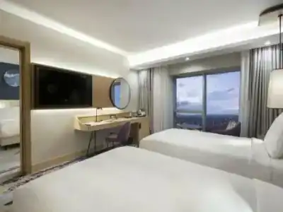 DoubleTree by Hilton - 24