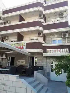 Mena - 28