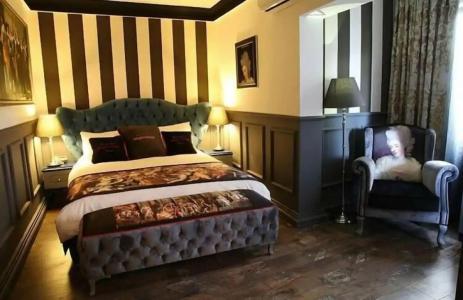 Art & Interiors - 18