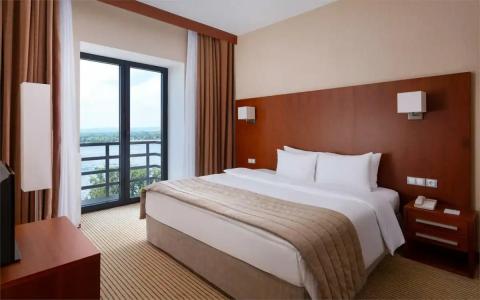 Holiday Inn, an IHG - 3