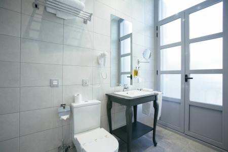 Legazpi Doce Studios Suites - 14