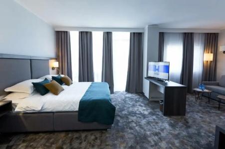 Best Western PLUS Premium Inn - 98