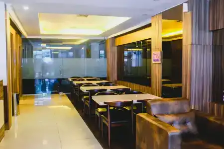 RedDoorz Plus @ Thamrin - 8