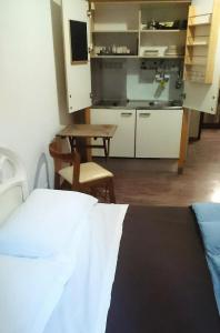 Vatican Rooms Guest House - 38