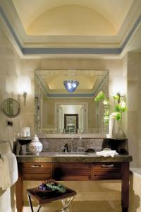 Four Seasons Istanbul at the Bosphorus - 27