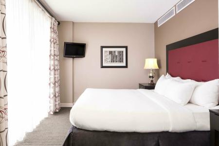 DoubleTree by Hilton Raleigh Brownstone University - 7