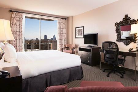 DoubleTree by Hilton Raleigh Brownstone University - 17