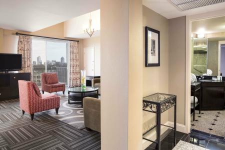 DoubleTree by Hilton Raleigh Brownstone University - 12