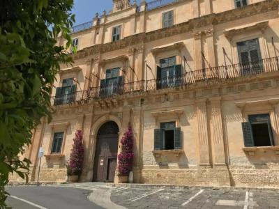Landolina Palace - 8