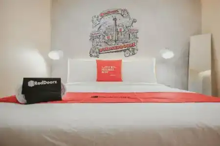 RedDoorz Plus @ Thamrin - 14