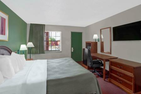 Howard Johnson by Wyndham Ft. Myers FL - 26