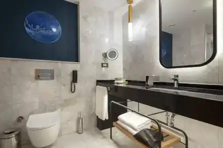 DoubleTree by Hilton - 44