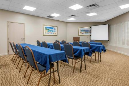 Comfort Suites Maingate East - 79