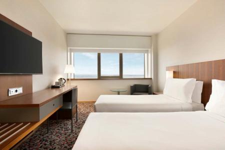 Ramada by Wyndham Lisbon - 14