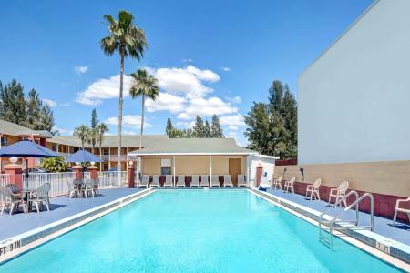 Howard Johnson by Wyndham Ft. Myers FL - 20