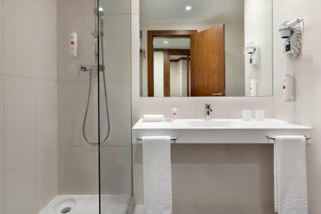 Ramada by Wyndham Lisbon - 34