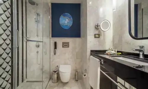 DoubleTree by Hilton - 13