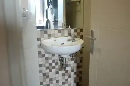 RedDoorz Plus @ Thamrin - 10