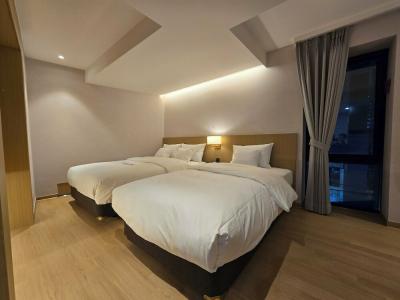 Tria Business & Boutique - 1